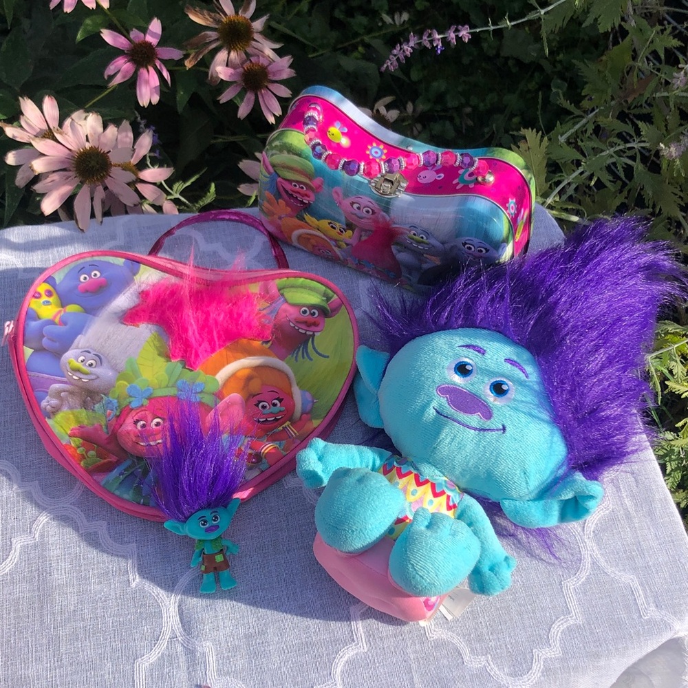 TROLLS lot of 2 stuffed plush toys & 2 Troll themed purses
